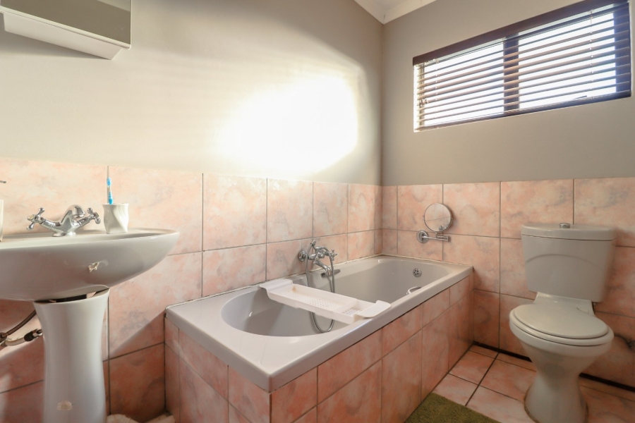 6 Bedroom Property for Sale in Heuwelsig Free State